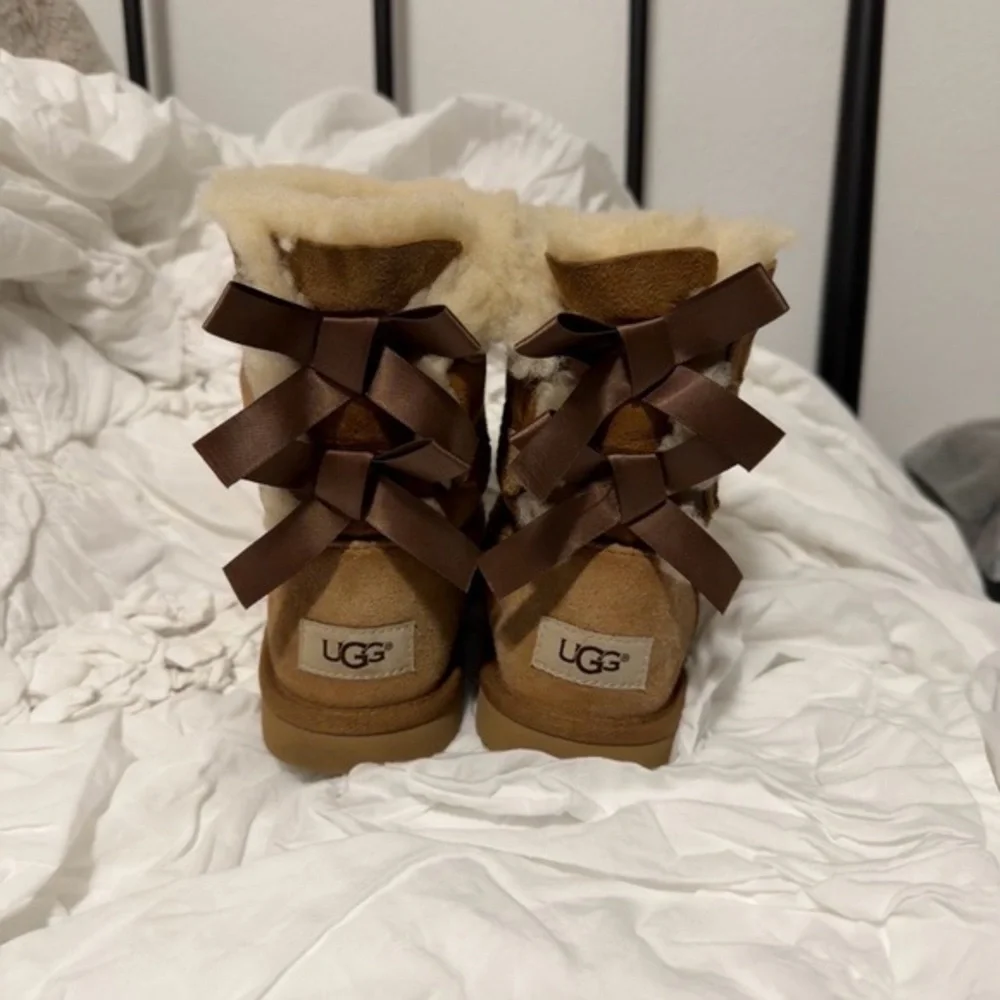 UGG Bailey Bow Suede Boots | Chestnut | US 2
